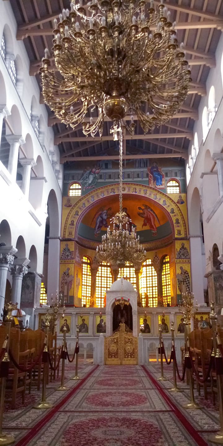 Wnętrze Bazyliki św. Dymitra. Widok na ołtarz główny