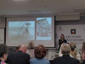 Katarzyna Helik, wystąpienie pt. „Nie zmogą nas te cierpienia, tylko przetopią i zahartują [...]”. Losy Maksymiliana Marii Kolbego w czasie II wojny światowej podczas Spotkania ze Źródłem Archiwalnym, 27.11.2024