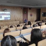 ludzie na wykładzie