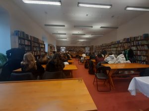 ludzie siedzący w ławkach