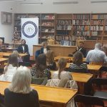 widok na poetę z prawej