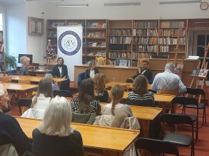 widok na poetę z prawej