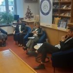 4 osoby siedzące i rozmawiające