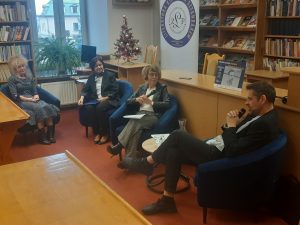 4 osoby siedzące i rozmawiające