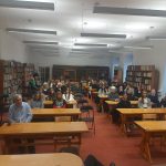 widok na ludzi z przodu sali