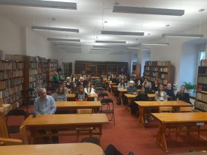 widok na ludzi z przodu sali