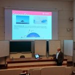 Zdjęcie przedstawia Pana Prof Konrada Terpiłowskiego, który przedstawia poszczególne punkty swojej prezentacji