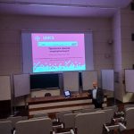 Zdjęcie przedstawia Pana Prof Konrada Terpiłowskiego, który rozpocczyna swoją prezentację