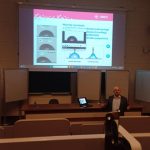 Zdjęcie przedstawia Pana Prof Konrada Terpiłowskiego, który przedstawia poszczególne punkty swojej prezentacji