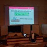 Zdjęcie przedstawia Pana Prof Konrada Terpiłowskiego, który przedstawia poszczególne punkty swojej prezentacji