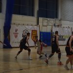 Dominik Wesołek drybluje