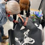 Zdjęcie przedstawia oosoby tworzące dzieło na warsztatach w Instytucie Dizajnu