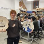 Osoba pozująca z wykonanymi dekoracjami