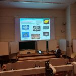 Zdjęcie przedstawia Pana Prof Konrada Terpiłowskiego, który przedstawia poszczególne punkty swojej prezentacji