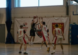 rzut w wykonaniu zawodnika gości