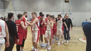 Koszykarze obu drużyn dziękują sobie po spotkaniu