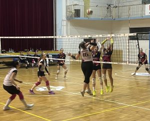 Atak zawodniczki UJK Kielce