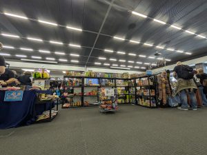 Scyzorykon wystawca z jedzeniem