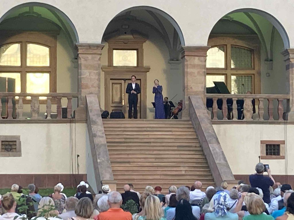 Messenger creation F2038FB1 B38E 4F59 B533 A5F62362E438