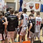 Koniec narady UJK Kielce, mężczyźni zbierają pięści wspólnie nad jednym punktem, aby zagrzać się do boju