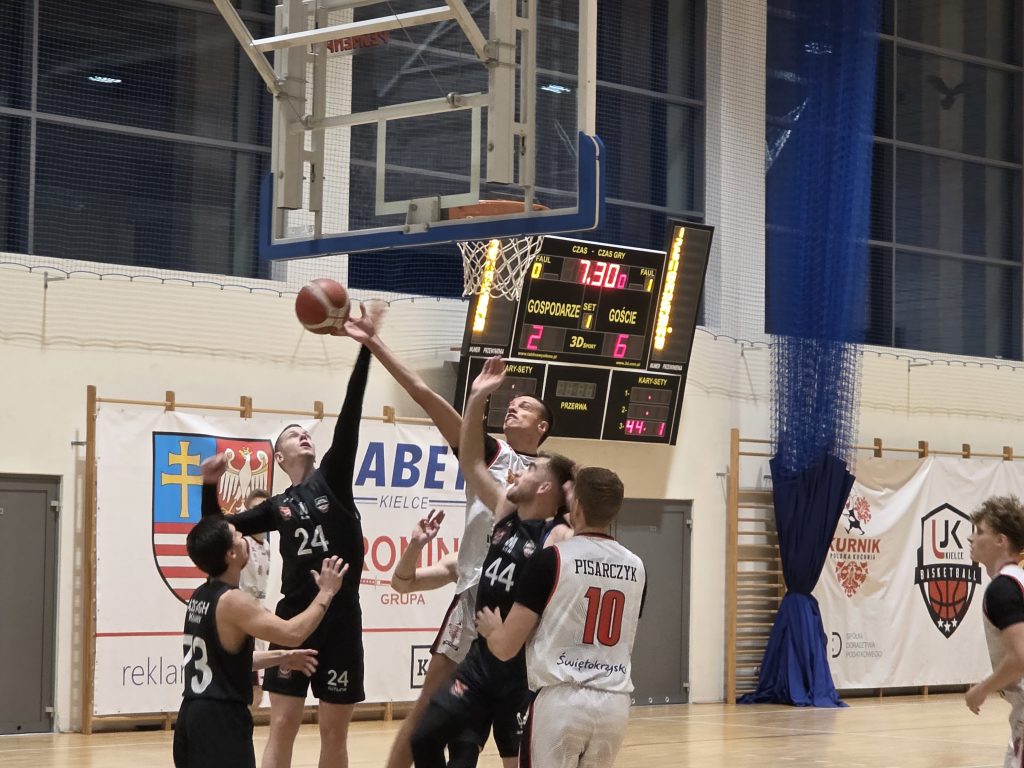 Gracze UJK bronią kosza przed zapunktowaniem AZS AGH Kraków