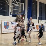 Gracz UJK próbuje zdobyć punkt dla drużyny, reszta graczy w chaosie próbuje albo odepchnąć defensywę (UJK), albo nie dopuścić do zdobycia punktu (AGH Kraków)