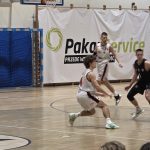 Gracz UJK, Adam Strojek po rzucie, biegnie w kierunku kosza drużyny AZS AGH Kraków