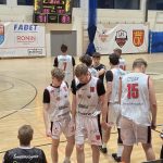 Rozczarowani gracze drużyny UJK Kielce, w centrum Marek Pisarczyk, kapitan drużyny, po lewej stronie Dominik Wesołek, również z głową spuszczoną w dół, po prawej tyłem stoi Norbert Cygan, w tle reszta drużyny: Adam Strojek, Stanisław Strojek, Maciej Flisiak, Mateusz Czemerys i Oskar Lesisz, na ławce siedzi Filip Karczemny.