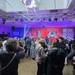 Ludzie zgromadzeni we Wspaku, czekają na koncert ShatyQS