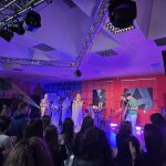 ShataQS i jej zespół grają koncert na scenie Studenckiego Klubu WSPAK, publiczność się bawi