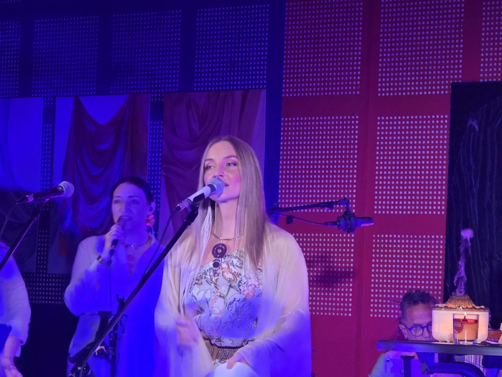 ShataQS śpiewa, za nią chórek