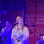 ShataQS śpiewa, za nią chórek