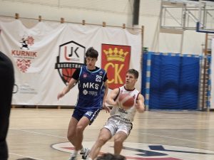 Zawodnik UJK Kielce, Stanisław Strojek, gra piłkę, zawodnik MKS II Dąbrowa Górnicza próbuje mu ją odebrać