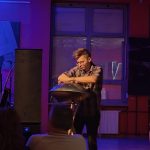 Mateusz Wyziński grający na handpanie podczas koncertu Virgo we WSPAK_29.11.2025