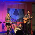 Małgorzata Grabowska na keyboardzie, obok niej Mateusz Wyziński na gitarze i wokalu (Koncert VIRGO we WSPAK_29.11.2025)