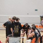 Drużyna Basket Hills Bielsko-Biała podczas narady ze swoim trenerem