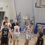 Zawodnicy UJK (od lewej - Czemerys, Lesisz, Wesołek oraz Strojek) podczas meczu, blisko nich dwóch zawodników Basket Hills Bielsko-Biała