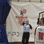 Arbiter meczu UJK Kielce - Basket Hills Bielsko-Biała daje znak podczas meczu