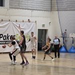 Zawodnicy UJK Kielce, Wesołek, Lesisz oraz Pisarczyk są otoczeni przez graczy Basket Hills Bielsko-Biała
