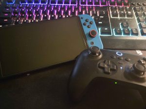 Nintendo Switch i kontroler 8BitDo